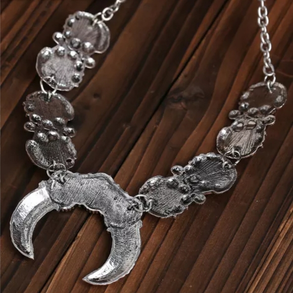 New boutique vintage look squash blossom necklace - Picture 3 of 9